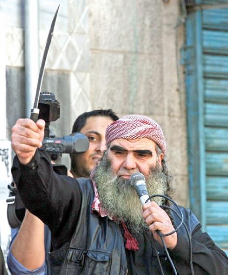 متظاهر سلفيّ يرفع سيفه في الزرقاء الأردنيّة الجمعة الفائت 