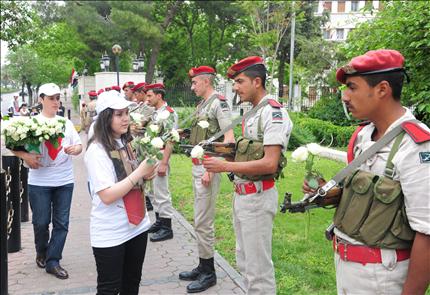 فتيات يوزعن الورود على عناصر الجيش في دمشق أمس (أ ب أ) 