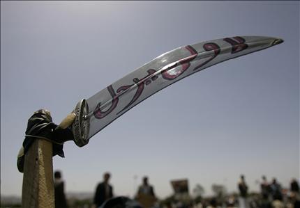 سيف يمني كتب عليه «لا ولن يرحل» خلال تظاهرة مؤيدة لصالح في صنعاء امس (رويترز) 