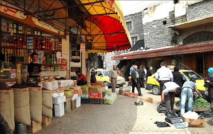 سوريون يتبضعون في سوق في حمص امس (ا ف ب) 