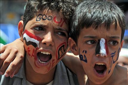 طفلان يمنيان معارضان يطالبان بتنحي صالح خلال احتجاج في صنعاء امس (ا ب ا) 