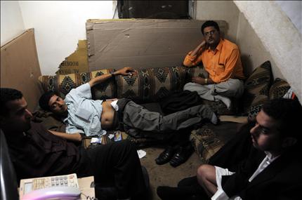 صحافيون يمنيون من وكالة «سبأ» وبينهم مصاب بشظية خلال مواجهات أمس في صنعاء (أ ب أ) 