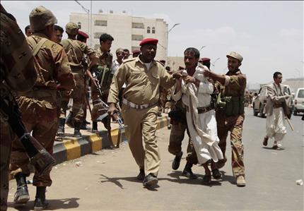 القوات اليمنية تعتقل معارضا خلال تظاهرة شبابية تطالب بقيام مجلس انتقالي في صنعاء امس (رويترز) 
