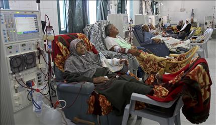 مرضى فلسطينيون يخضعون للعلاج في مستشفى الشفاء في غزة أمس (أ ب) 