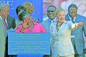 كلينتون ورئيسة زامبيا روبيا باندا تتفقدان مركزاً لطب الأطفال في لوساكا (رويترز). 