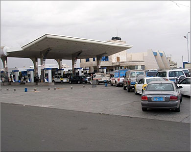 أزمة المشتقات النفطية باليمن أثرت بشكل مباشر على مناشط الحياة (الجزيرة نت-أرشيف) 