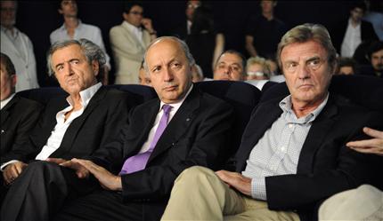 من اليمين كوشنير وفابيوس وليفي خلال لقاء المعارضة السورية في باريس أمس الأول (ا ف ب) 