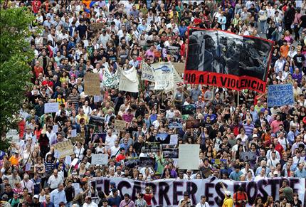 عشرات آلاف المتظاهرين في برشلونة أمس (أ ب)
