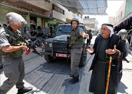 جنود احتلال اسرائيليون يتهجمون على فلسطيني مسنّ في مدينة الخليل المحتلة أمس (د ب أ) 