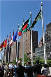 رفع علم جنوب السودان (الثاني من اليمين) الى جانب اعلام الدول الاخرى امام مقر الامم المتحدة في نيويورك امس (ا ف ب) 