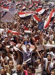 آلاف المصريين يتظاهرون في ميدان التحرير أمس (أ ب) 