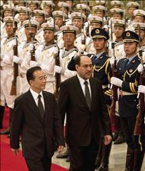 المالكي ونظيره الصيني ون جياباو لدى استقبال الاخير له في بكين أمس (أ ف ب) 