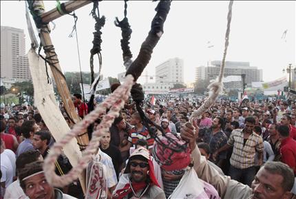 متظاهرون في ميدان التحرير في القاهرة أمس (أ ب) 