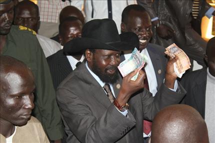 سالفا كير يحمل اوراق عملة جنوب السودان الجديدة في جوبا امس (ا ف ب) 