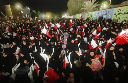 نساء بحرينيات خلال تظاهرة يوم الجمعة الماضي التي دعت إليها جمعية «الوفاق الوطني» في مدينة كرزكا (رويترز) 