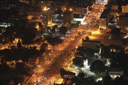 آلاف المتظاهرين في تل أبيب مساء أمس الأول (أ ب) 