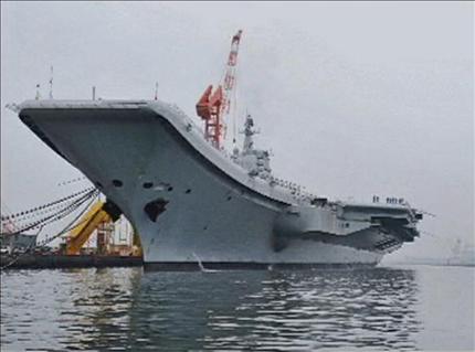 حاملة الطائرات «فارياغ» ترسو في حوض السفن في داليان في صورة تعود إلى 27 تموز الماضي (رويترز) 
