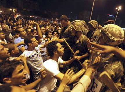 مواجهات بين الشرطة العسكرية والمتظاهرين في ميدان التحرير أمس (رويترز) 
