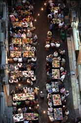 إفطار خيري في أحد شوارع القاهرة مساء أمس (ا ب ا) 