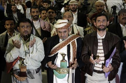زعيم تجمع قبائل «حاشد» الشيخ صادق الاحمر (وسط) مشاركا في اجتماع المعارضة في صنعاء امس (ا ف ب) 