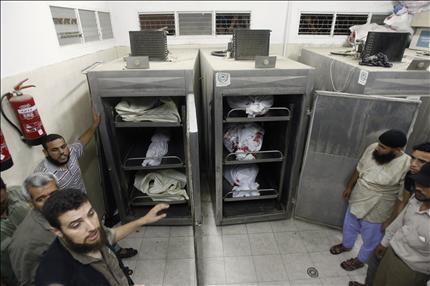 جثامين الشهداء الفلسطينيين الستة في مستشفى النجار في غزة أمس (أ ب) 