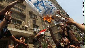 متظاهرون يحرقون العلم الإسرائيلي أمام سفارة الدولة العبرية بالقاهرة