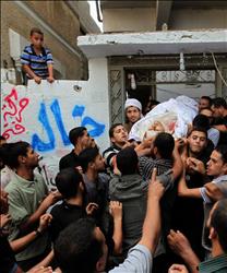 تشييع الشهيد خالد سهمود الذي سقط بنيران القصف الإسرائيلي في خان يونس أمس الأول(أ ب أ) 