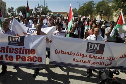 فلسطينيون يتظاهرون امام مقر الامم المتحدة في رام الله امس (رويترز) 