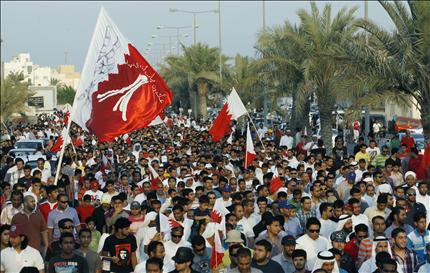 متظاهرون بحرينيون خلال تجمع «الوفاق» غربي المنامة أمس (رويترز) 