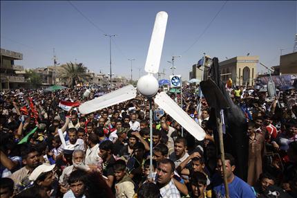عراقيون يشاركون في التظاهرة التي دعا إليها الصدر للمطالبة بتحسين الخدمات في بغداد امس (أ ب ) 