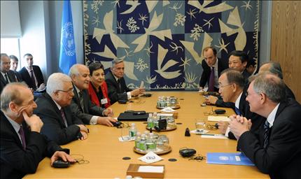 عباس خلال لقائه ببان كي مون في مقر الأمم المتحدة في نيويورك أمس (أ ب أ) 