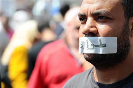 مصري يشارك في تظاهرة ضد قانون الطوارئ في ميدان التحرير في القاهرة أمس (أ ب أ) 