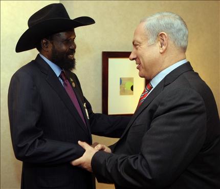 رئيس جنوب السودان سالفا كير خلال لقائه رئيس الحكومة الاسرائيلية بنيامين نتنياهو في نيويورك امس (ا ف ب) 