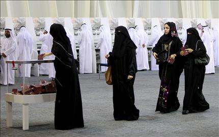 إماراتيات يقترعن في انتخابات المجلس الوطني الاتحادي في دبي أول من أمس (أ ف ب) 
