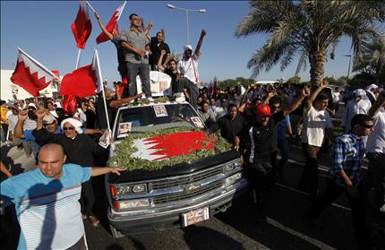 بحرينيون يشيعون جثة أحمد جابر القطان غربي المنامة أمس (رويترز) 