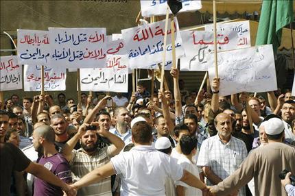 سوريون أكراد يتظاهرون في القامشلي أول من أمس احتجاجا على اغتيال تمو(رويترز) 