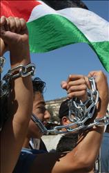 فلسطينيون يتظاهرون تضامناً مع الأسرى في قرية كفرقدوم في الضفة الغربية أمس (أ ف ب) 