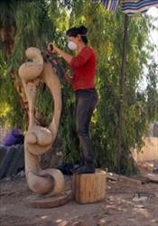 شابة سورية تنحت الخشب («سانا») 