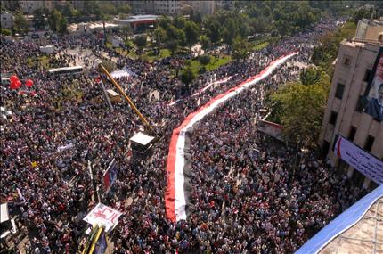 آلاف السوريين يتظاهرون تأييداً للرئيس بشار الأسد في حلب أمس (أ ف ب) 