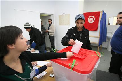 تونسي يدلي بصوته في جامعة الطب والصيدلة في مدينة كلوج نابوكا في رومانيا أمس (أ ف ب) 
