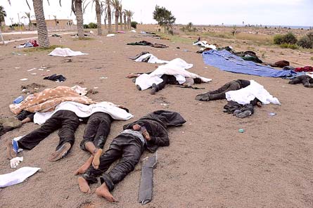   جثث أشخاص يعتقد انهم أعدموا في حقل بمدينة سرت الليبية أمس. (أ ف ب)