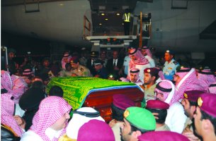  الملك عبدالله بن عبدالعزيز يستقبل جثمان الأمير سلطان بن عبد العزيز في قاعدة الرياض الجوية 