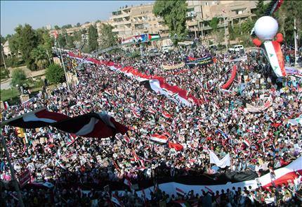 سوريون يتظاهرون في دير الزور أمس دعماً للأسد (أ ب أ) 