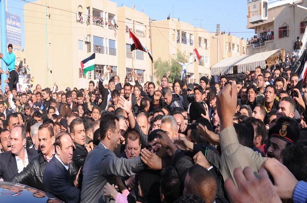 الأسد في مدينة الرقة  أمس بعد أدائه لصلاة العيد 