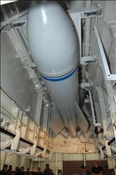 خبراء اميركيون ينظرون الى مجسم للقنبلة الجديدة مركب على طائرة «بي 2» في قاعدة عسكرية في ميسوري في 18 كانون الاول العام 2007 