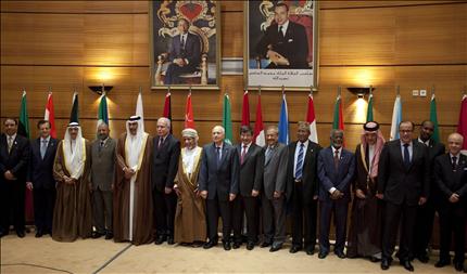 داود أوغلو يتوسط وزراء الخارجية العرب خلال المنتدى العربي ـ التركي في الرباط أمس (أ ب أ) 