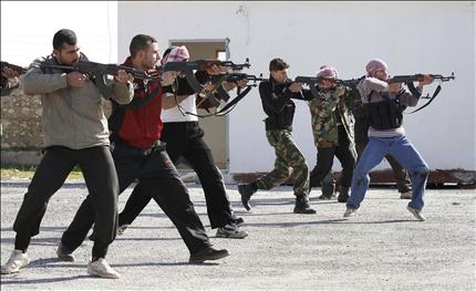 معارضون سوريون يتدربون في إدلب أمس (أ ب) 