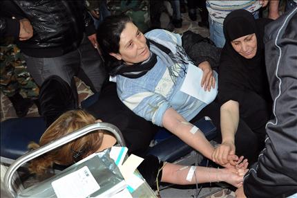 سوريات يتبرعن بالدم لمساعدة جرحى الانفجارين في دمشق أمس (أ ب أ) 