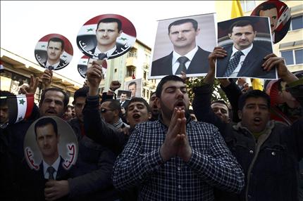 سوريون واتراك يتظاهرون دعما للاسد في اقليم هاتاي التركي امس (رويترز) 