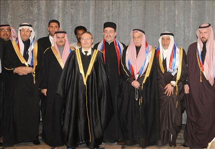 السفير الروسي لدى سوريا عظمة الله كولمحمدوف بين زعماء عشائر سورية خلال تكريمه في دمشق أمس (أ ف ب) 